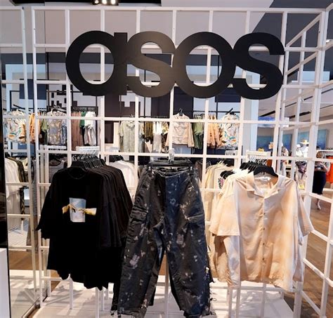 does asos offer free return.